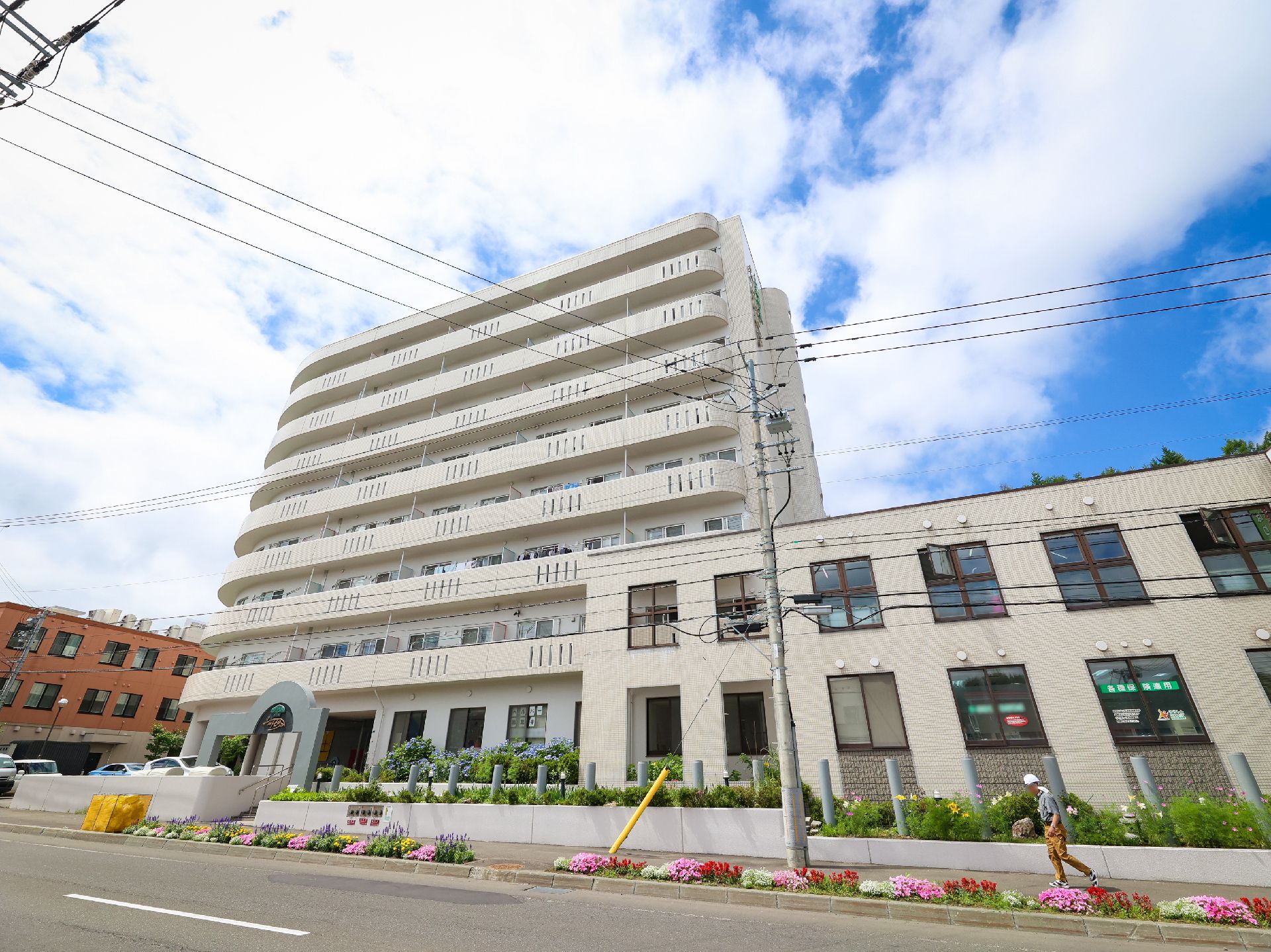 白を基調とした高齢者向け分譲型マンション