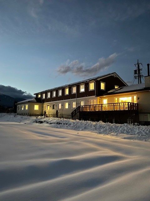 雪景色の中の温かみのある施設外観