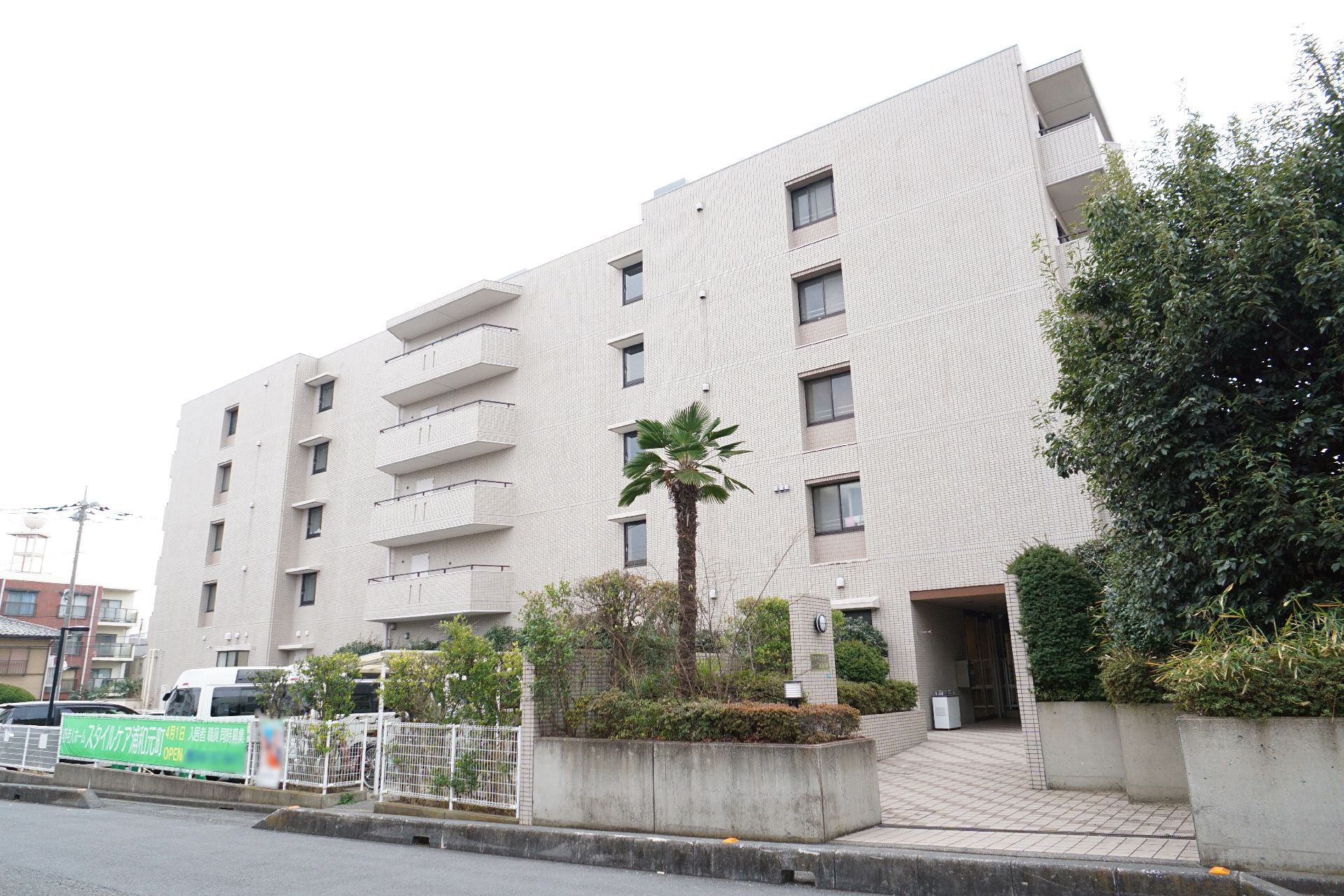 駐車場が近くにあるので、遠方の人も通いやすい介護施設の外観
