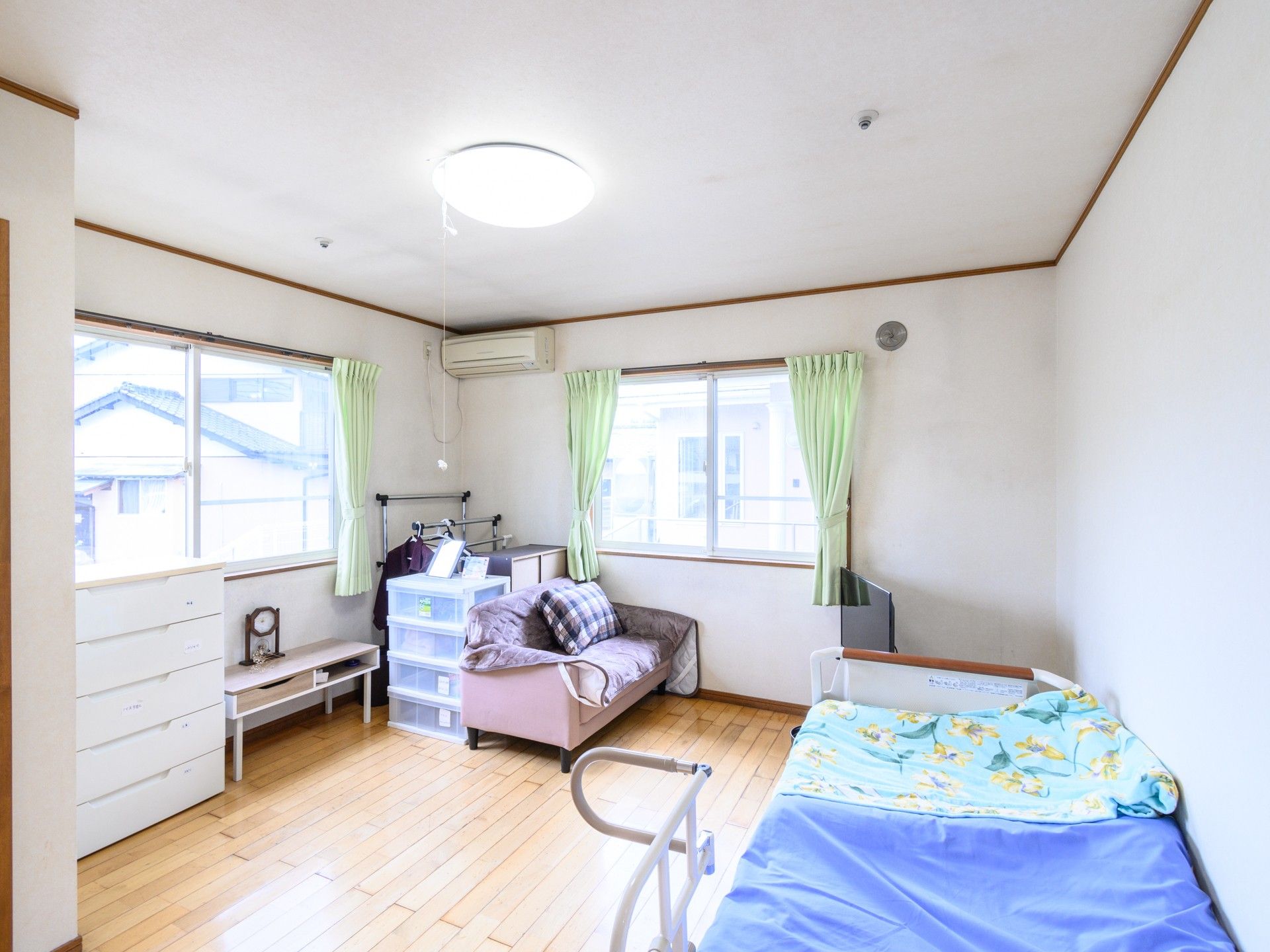 窓が多い明るい部屋