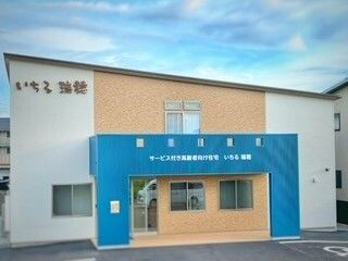平屋の屋根が斜めになってる建物