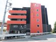 赤と黒を基調としたサービス付き高齢者向け住宅