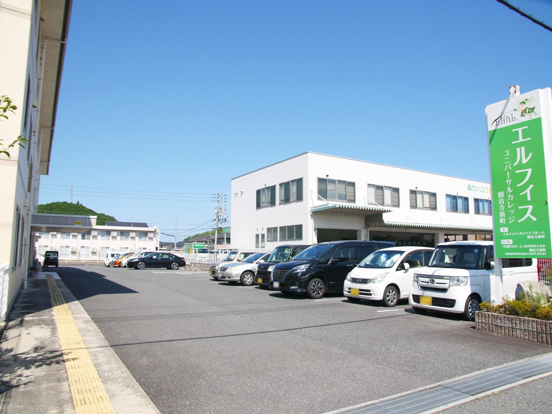 広々とした駐車場の施設
