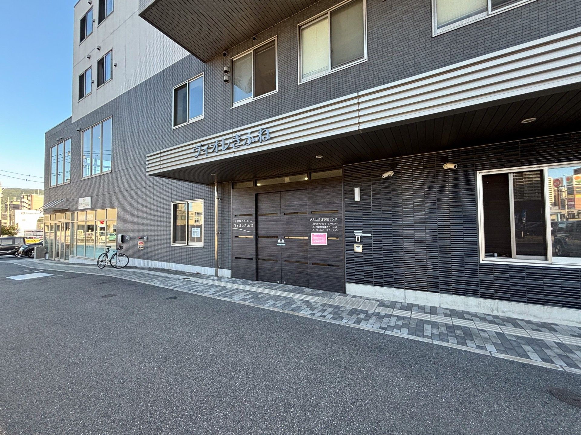 建物の正面玄関