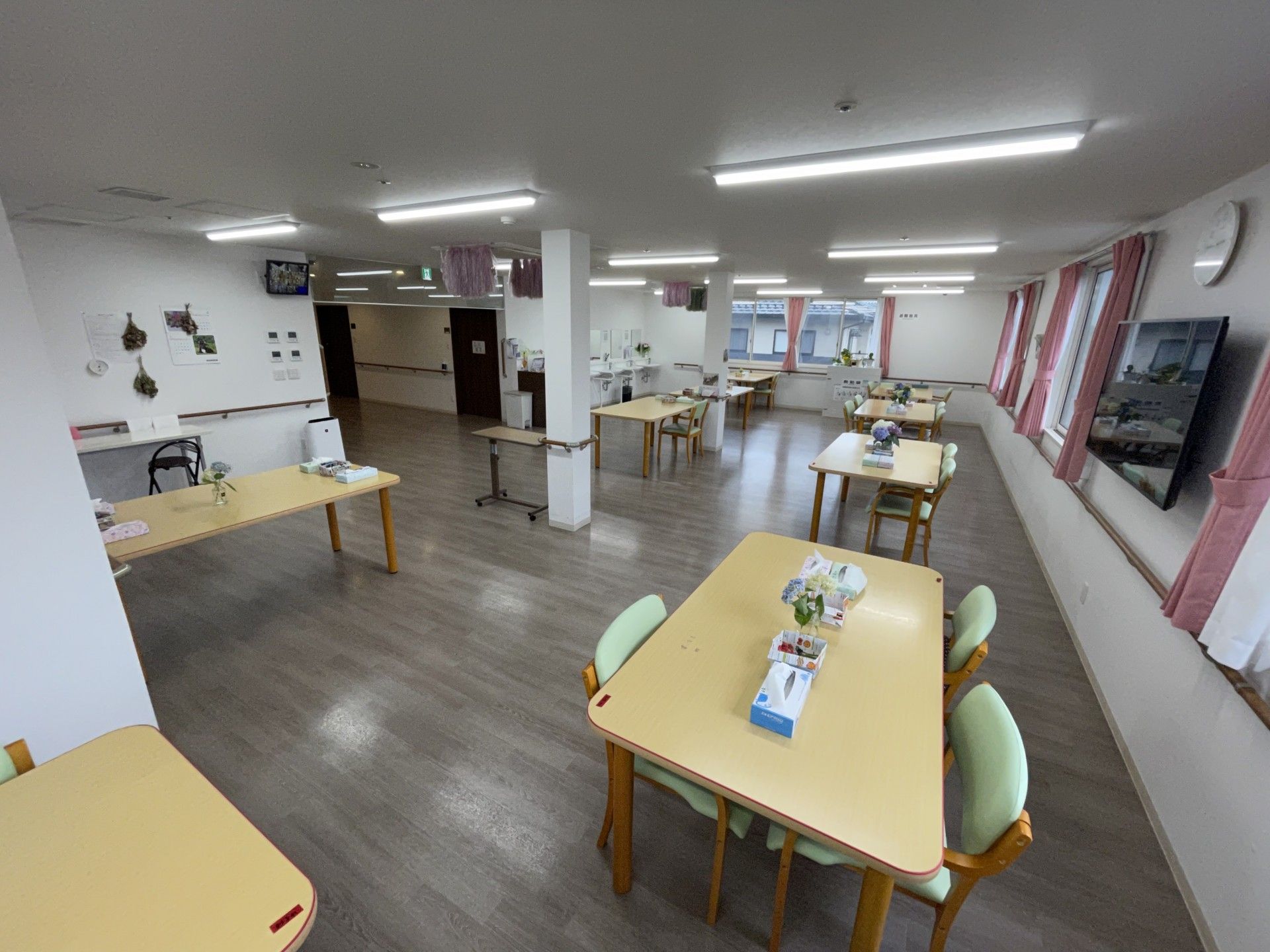 広々とした共有ダイニング