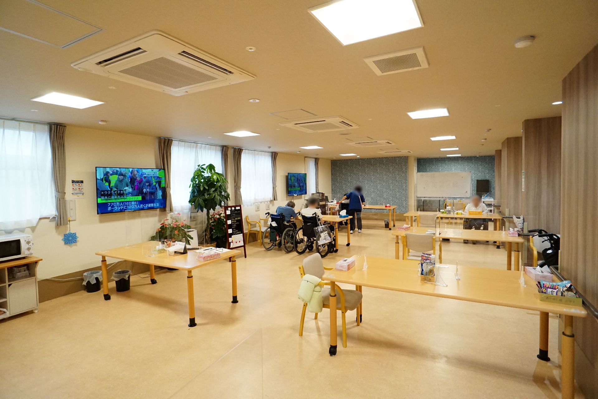 手すりが設置されており、移動のしやすい共有スペース