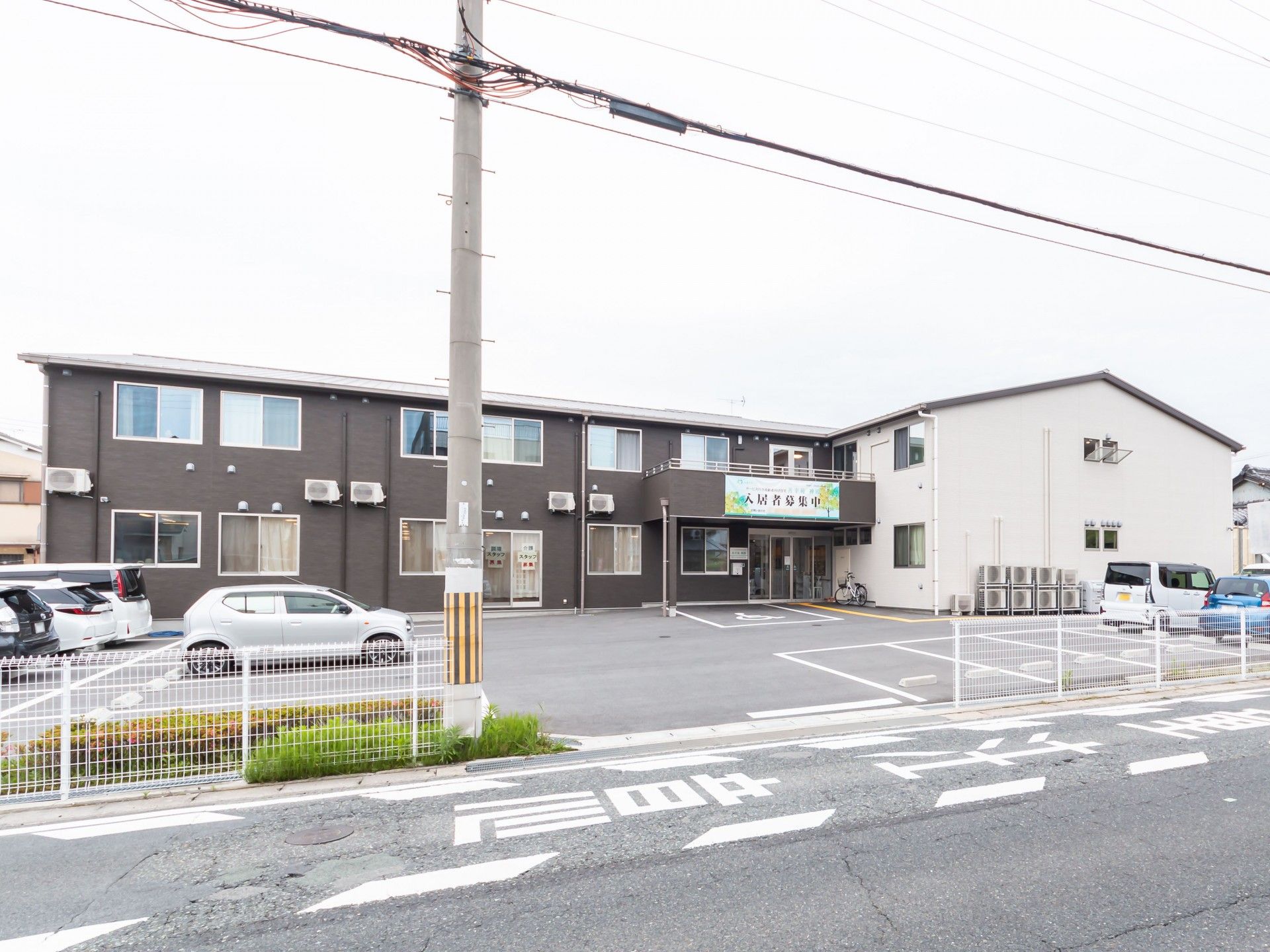 2階建てのサービス付き高齢者向け住宅の外観