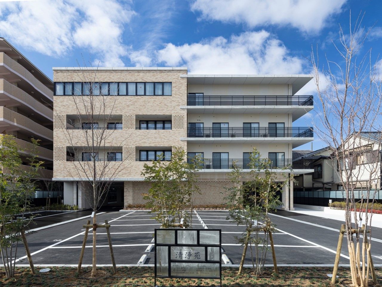駐車場完備の4階建ての建物