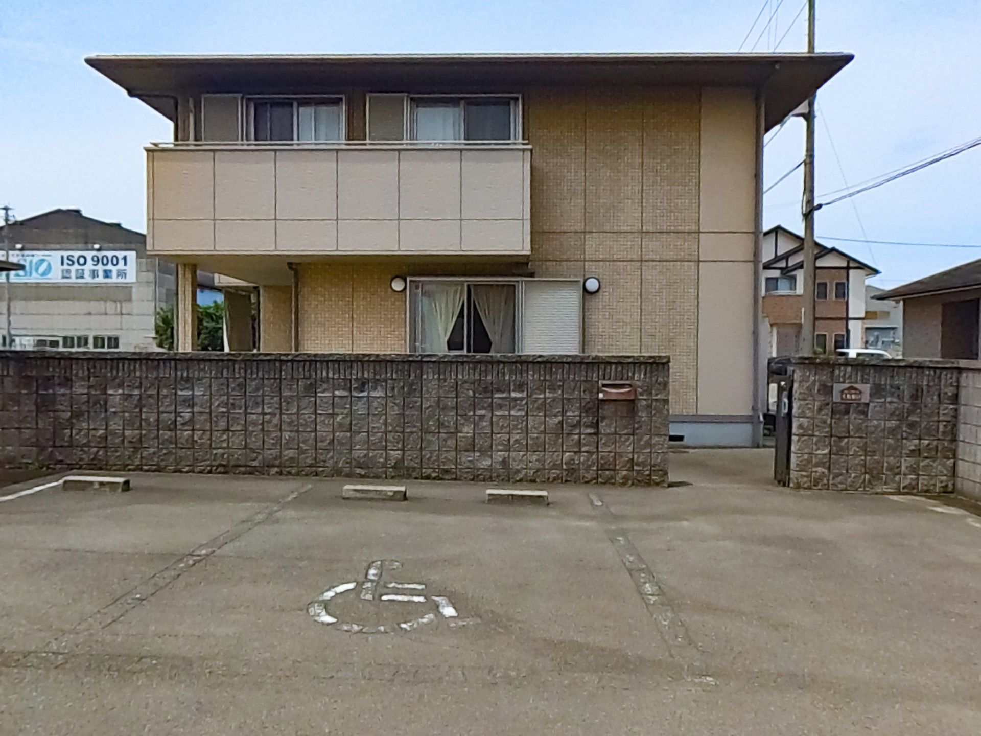 駐車場のある建物外観