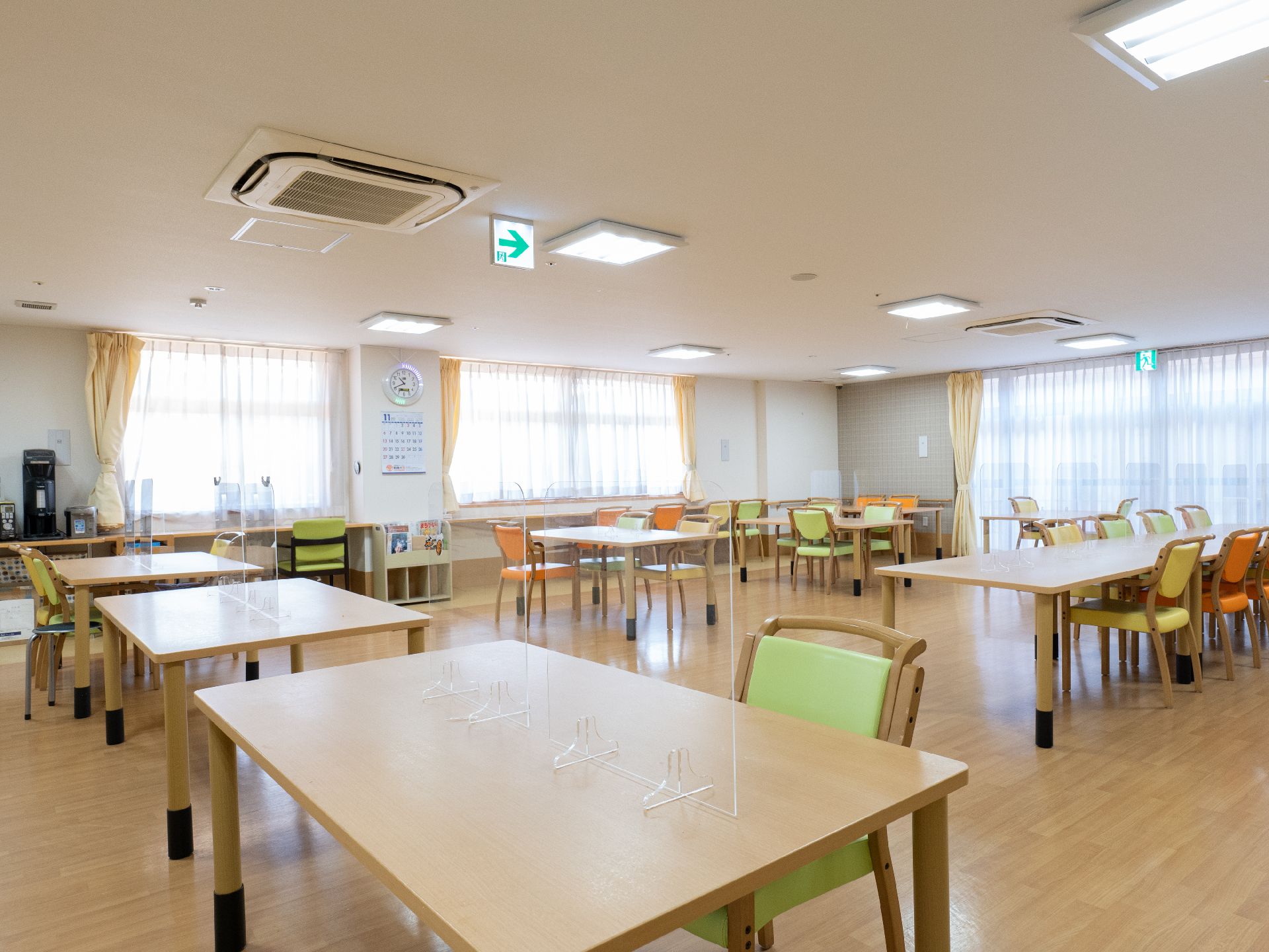 テーブルをかこんで椅子が設置されている共有スペース