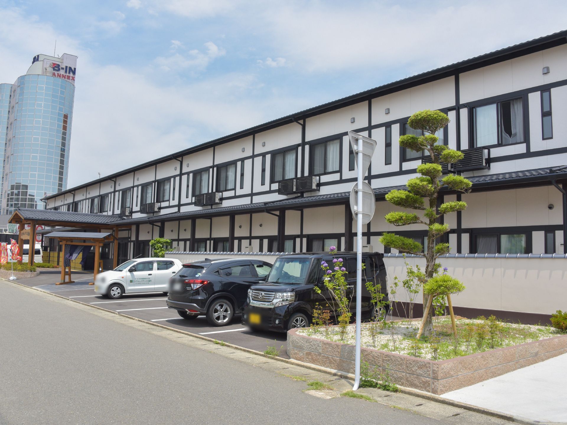 和風な旅館のような趣がある外観で、玄関前には庇があり、車が横付けできるので、車椅子での乗降、四肢に困難な人にも楽である。