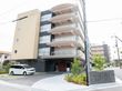 5階建ての施設の前には、駐車場を完備