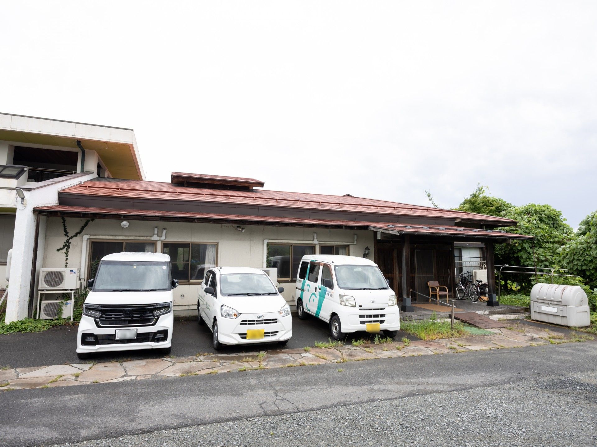駐車場と建物の外観