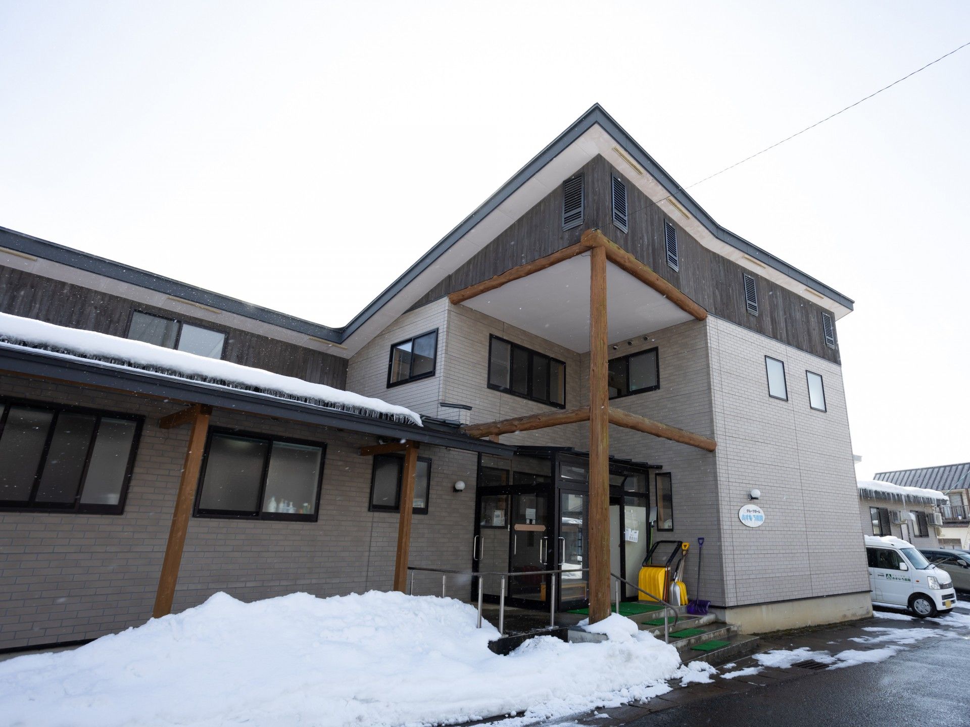 雪に囲まれた建物の外観