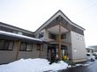 雪に囲まれた建物の外観