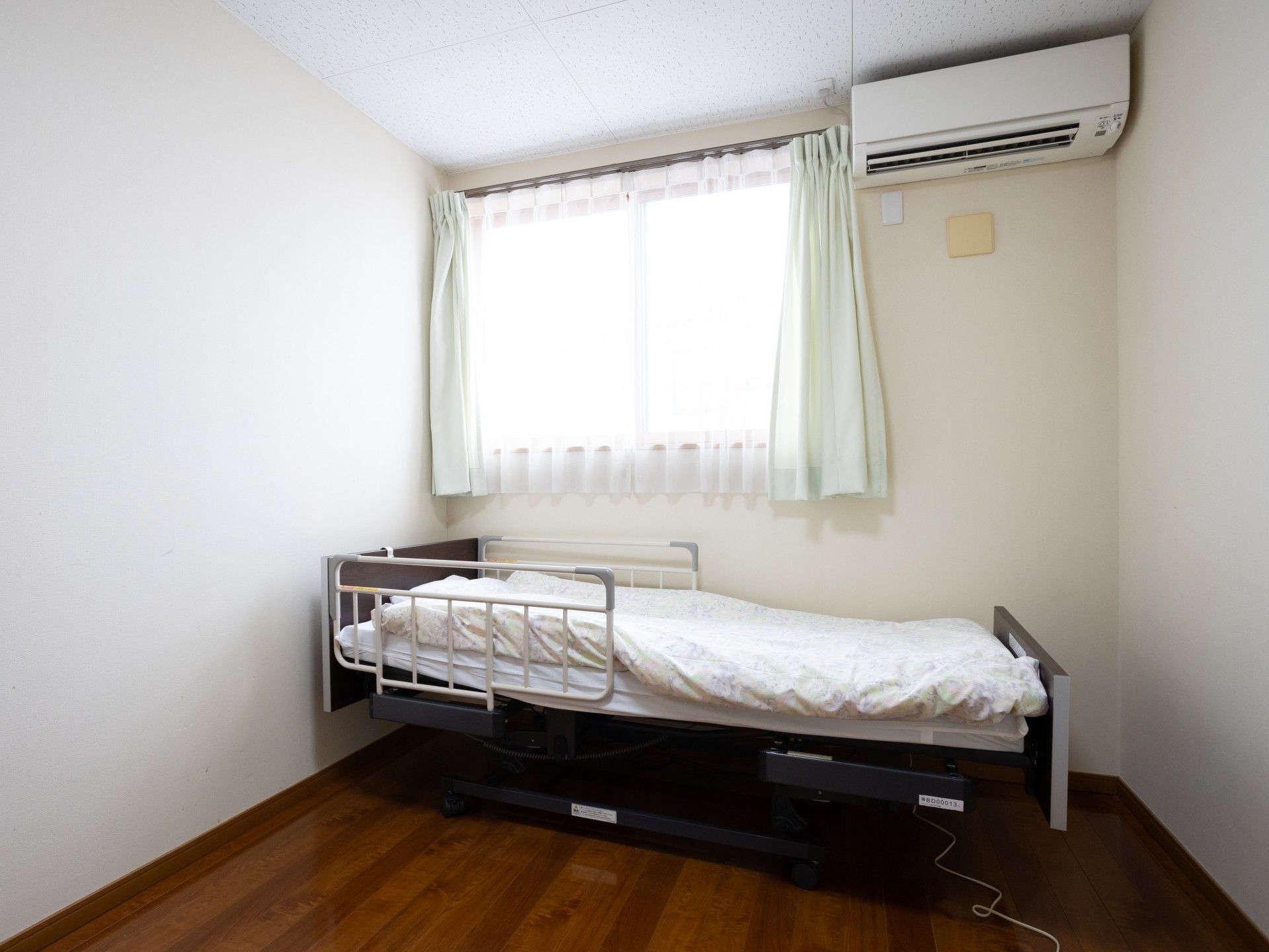 シンプルなベッドの部屋