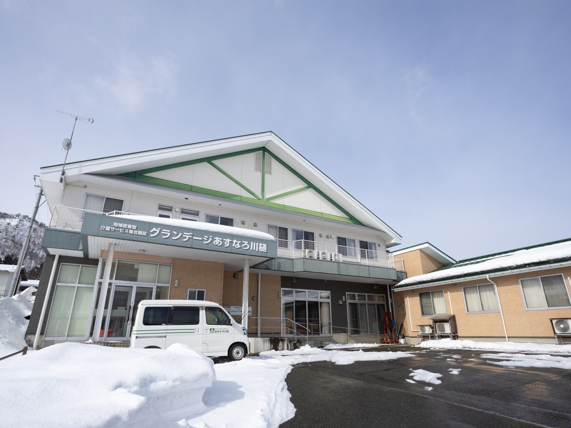 雪に囲まれた建物の外観