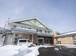 雪に囲まれた建物の外観