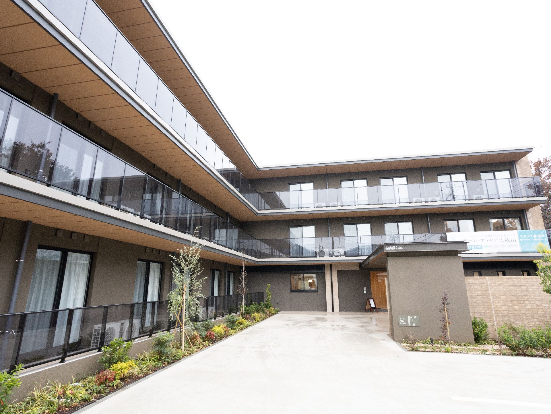 マンションのように大きく、お洒落な色で構成された特徴的な外見