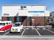 近隣に駐車場が設置されている介護施設の外観