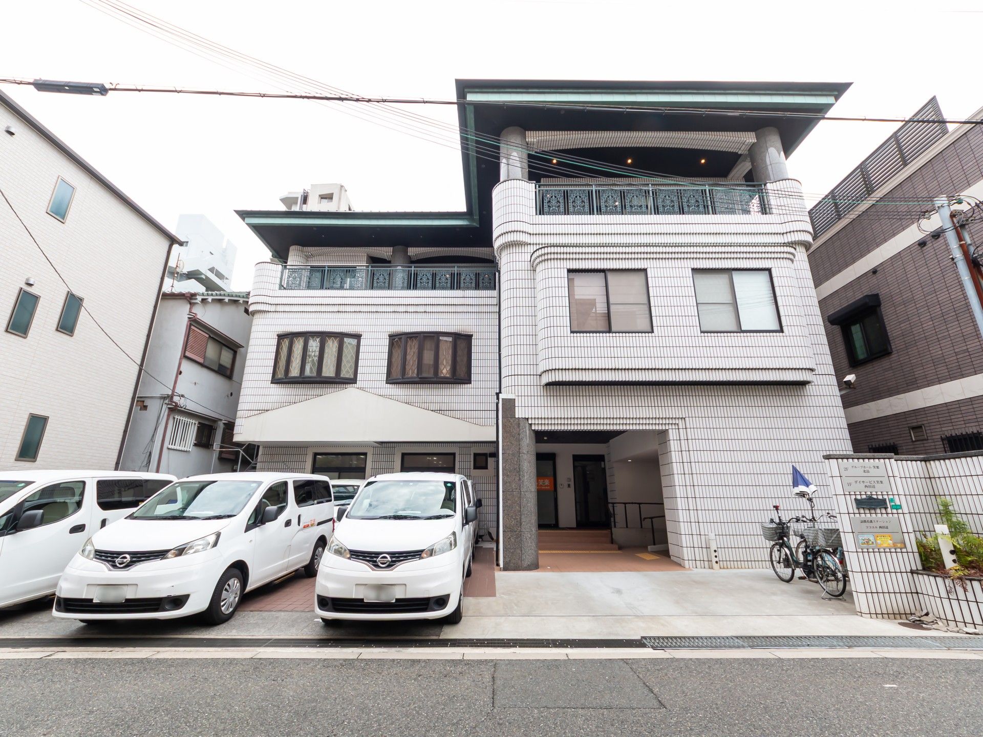 白い外壁の建物