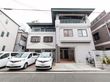 白い外壁の建物