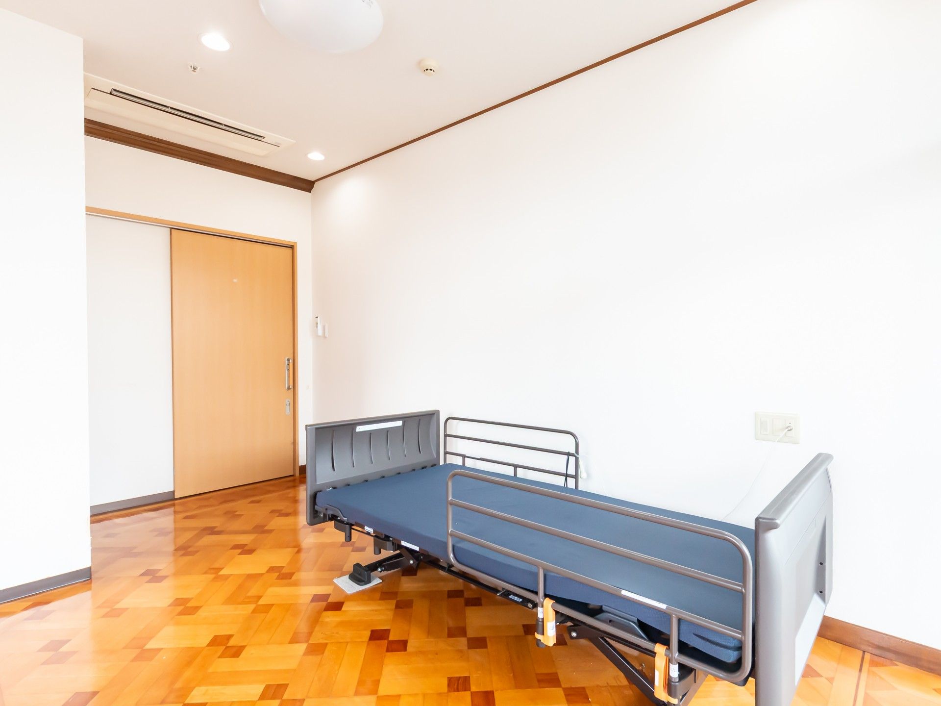 シンプルなベッドの部屋