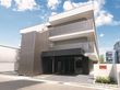 道路に面した3階建ての施設