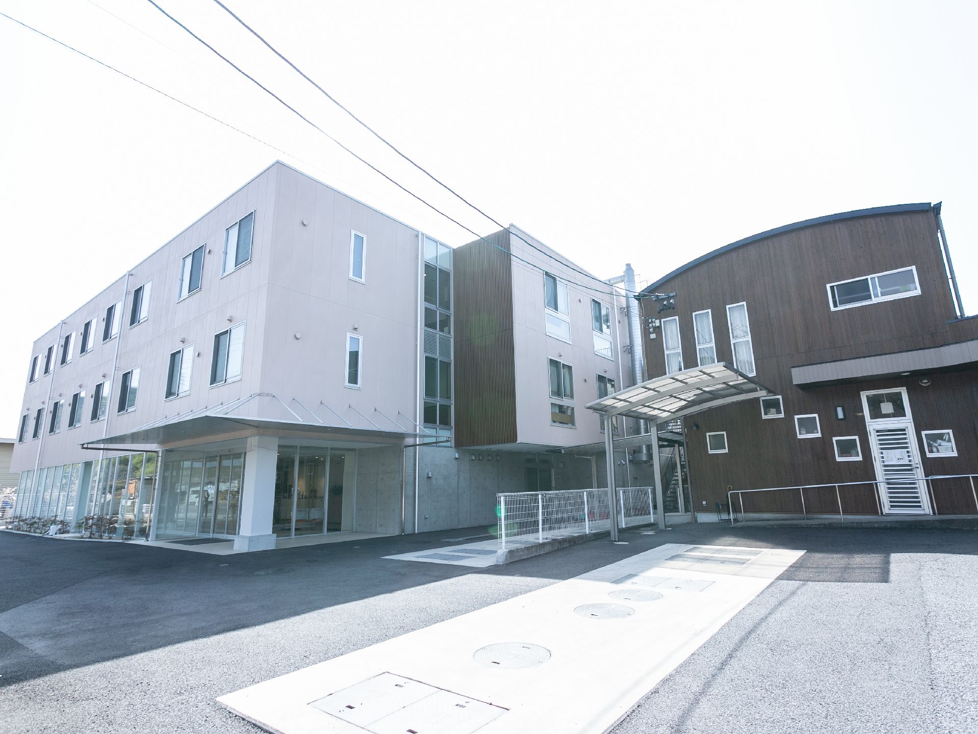 近隣の道路から撮影した介護施設の外観