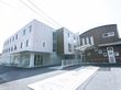 近隣の道路から撮影した介護施設の外観