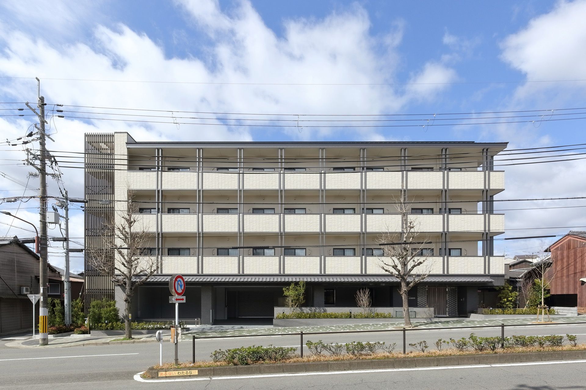 4階建ての建物は横に長く、周りに背の高い建物はない。建物の周辺に草木が植えられ、各フロアにベランダも付いている。