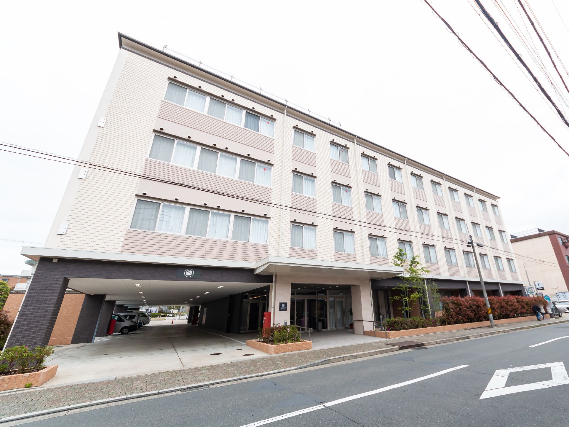 落ち着いた色合いで、一見するとマンションに見えるスタイリッシュな外観