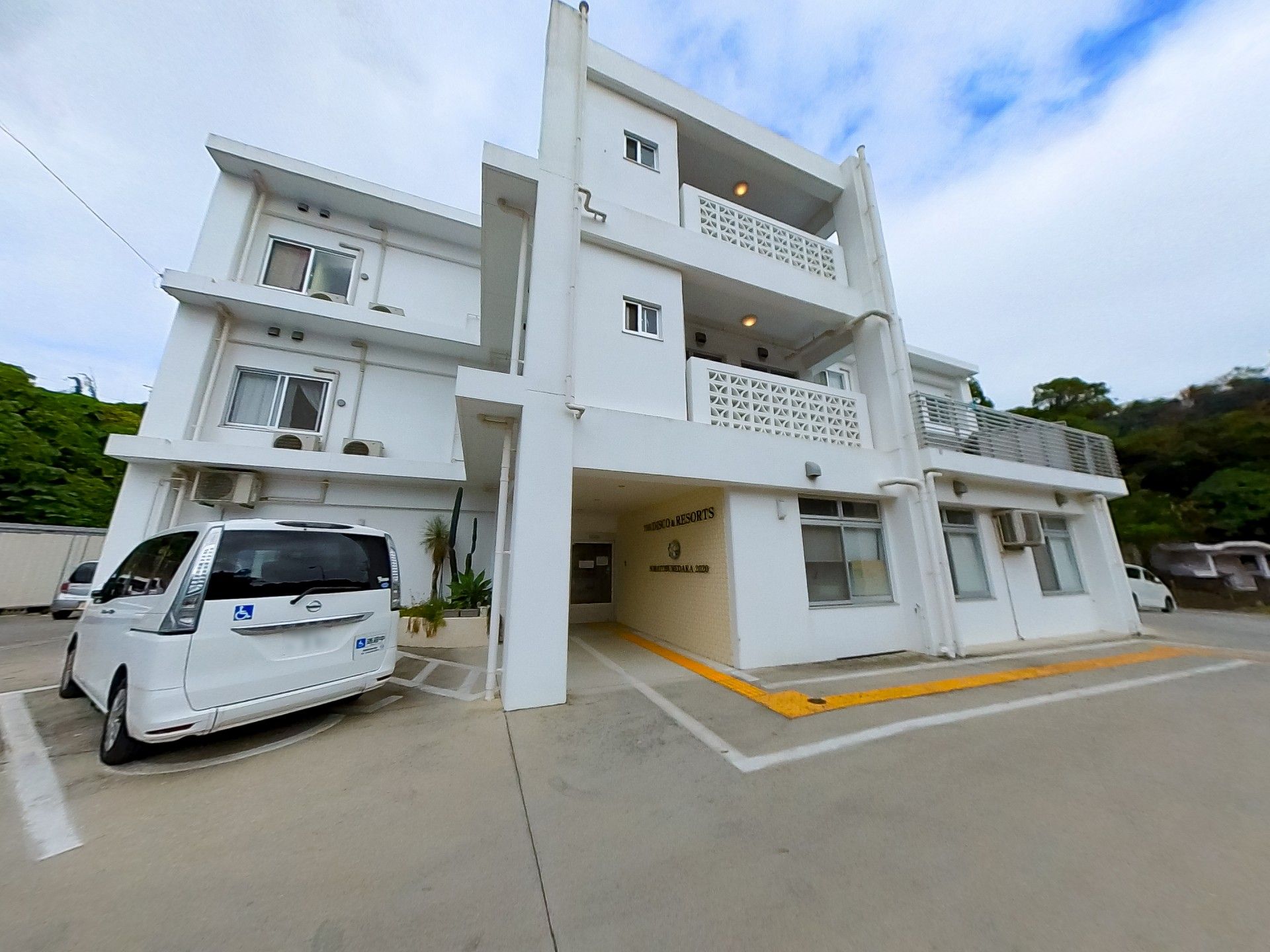 白い建物の外観