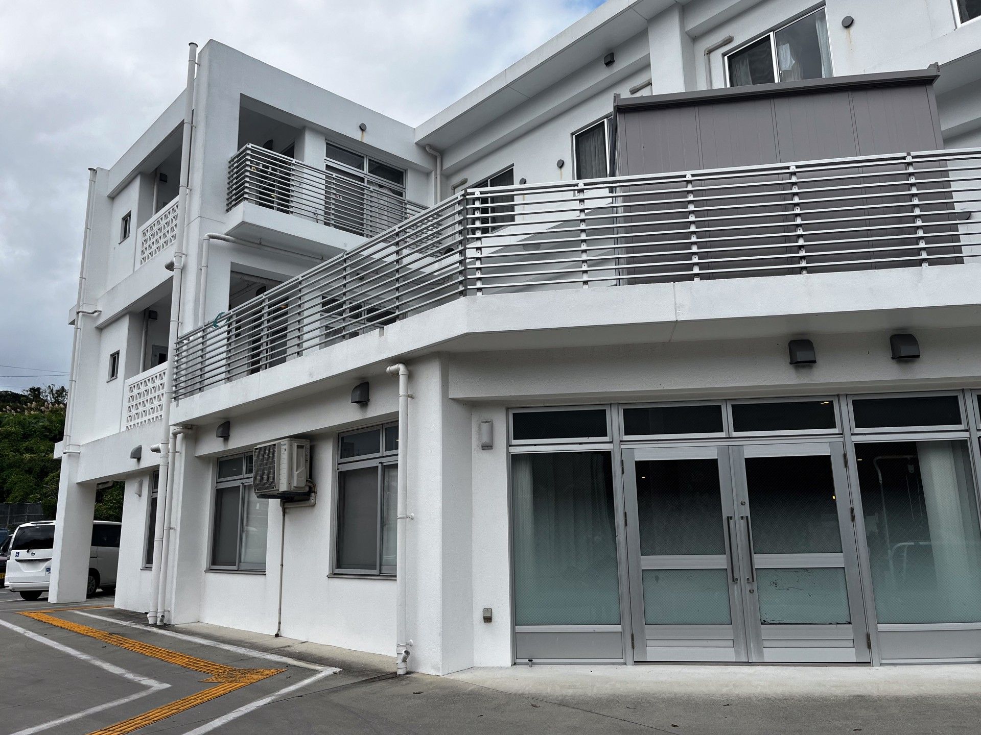 白い建物の外観