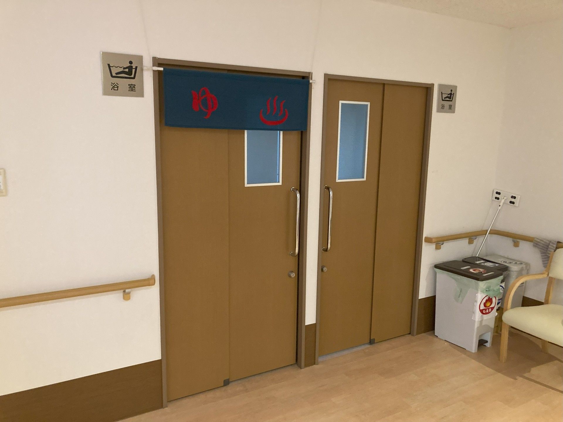 手すり付き廊下の安全な入口