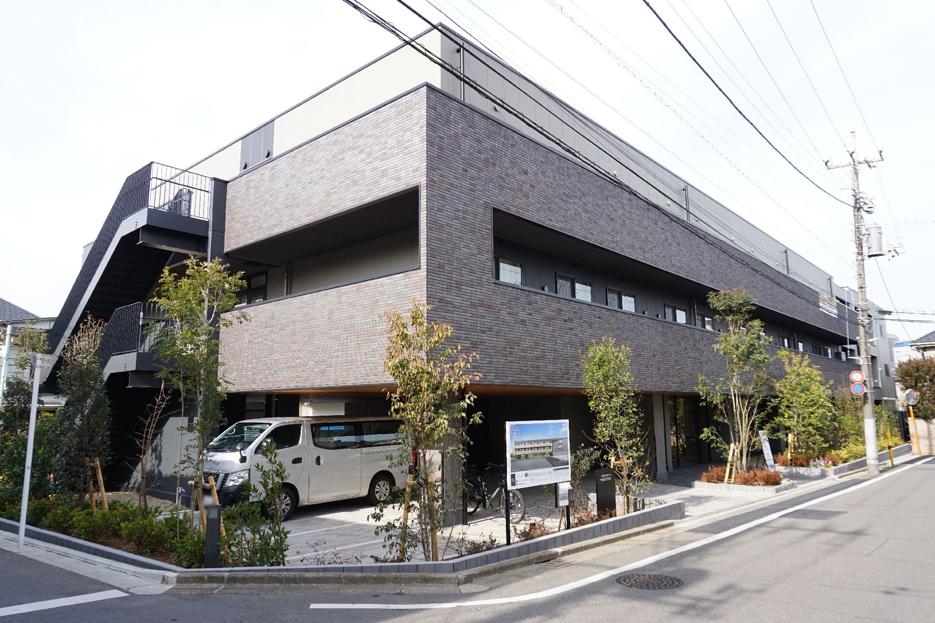 段差が排除された、車椅子の方でも楽に入館できる施設の外観