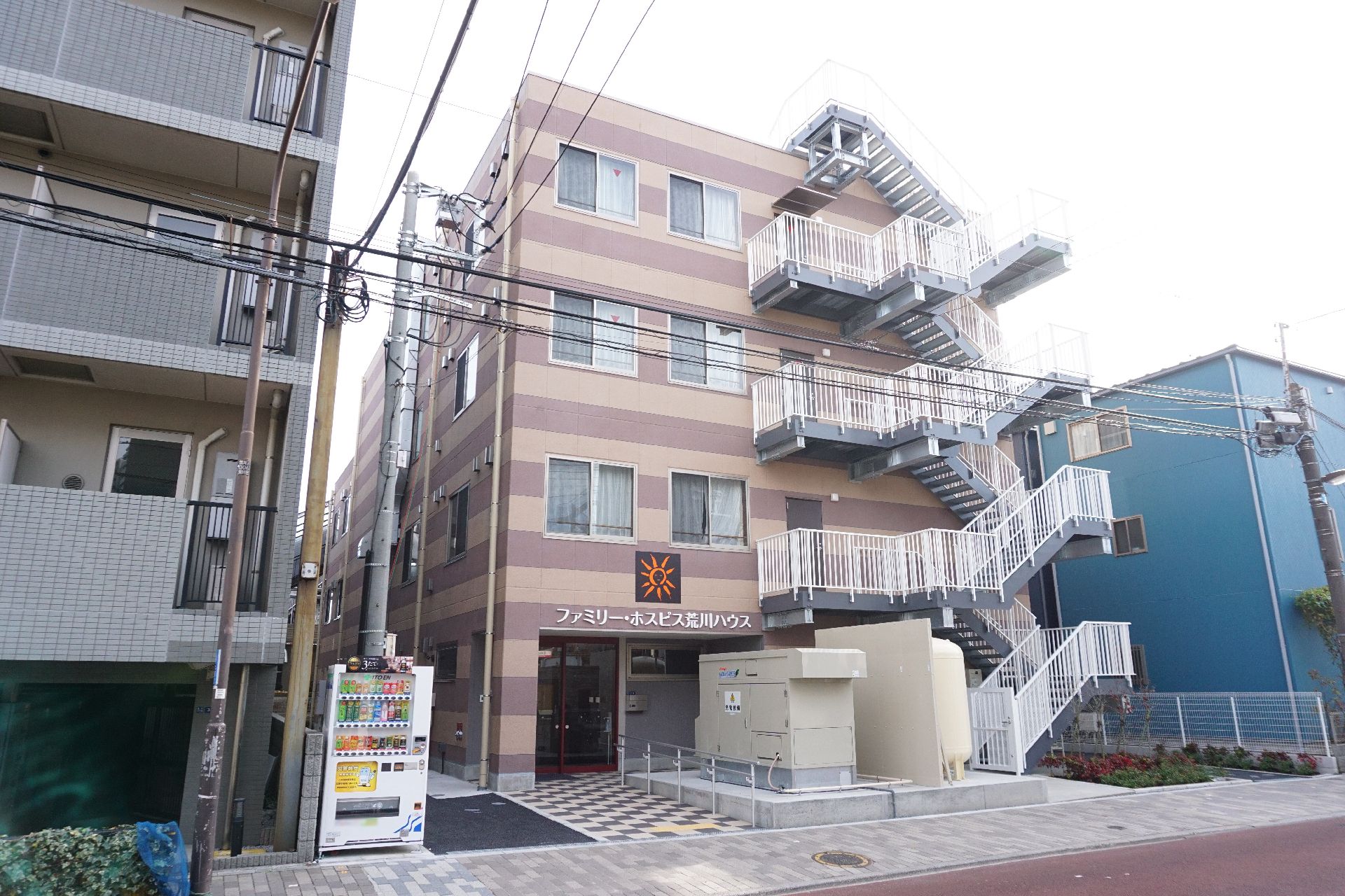大きな建物で色・形状ともに独特なので、遠方からでも分かりやすい施設の外観
