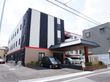 3階建てのストライプ模様の建物
