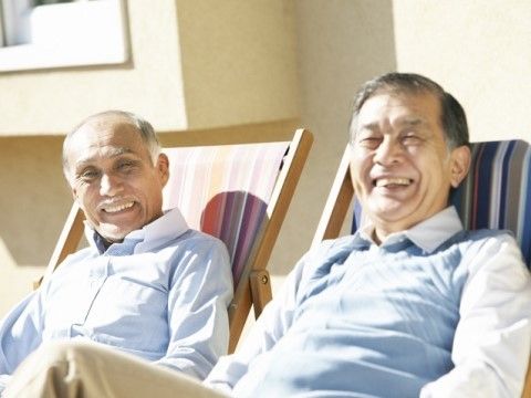 いすに座ってくつろぐ2名の男性