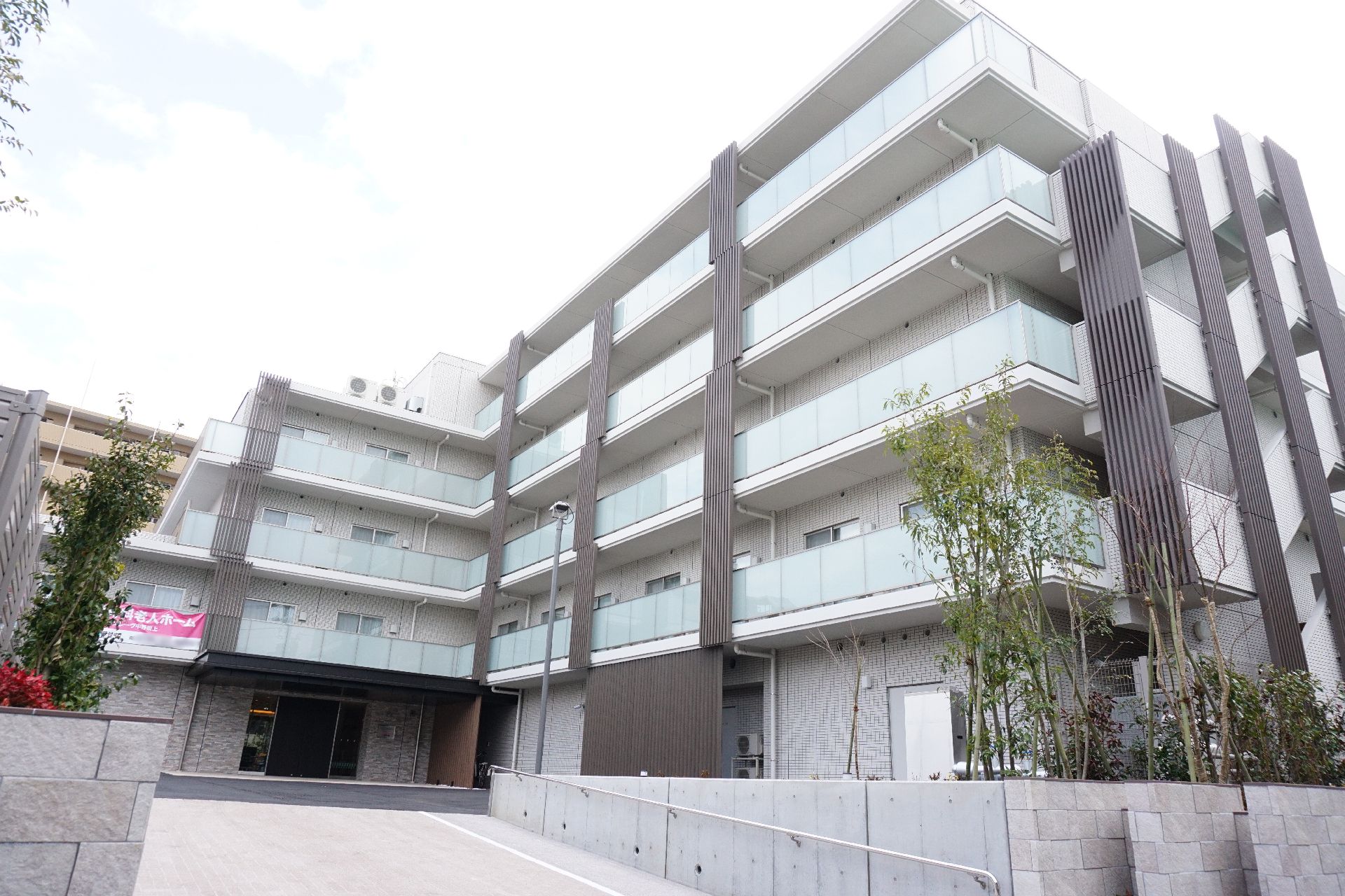 屋根と外壁ともに落ち着いた色合いで、住宅のような雰囲気がある外観
