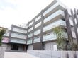 屋根と外壁ともに落ち着いた色合いで、住宅のような雰囲気がある外観