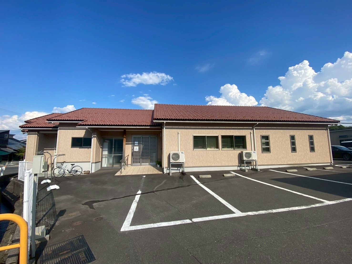 赤い屋根の建物外観