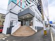 白を基調とした介護施設の外観
