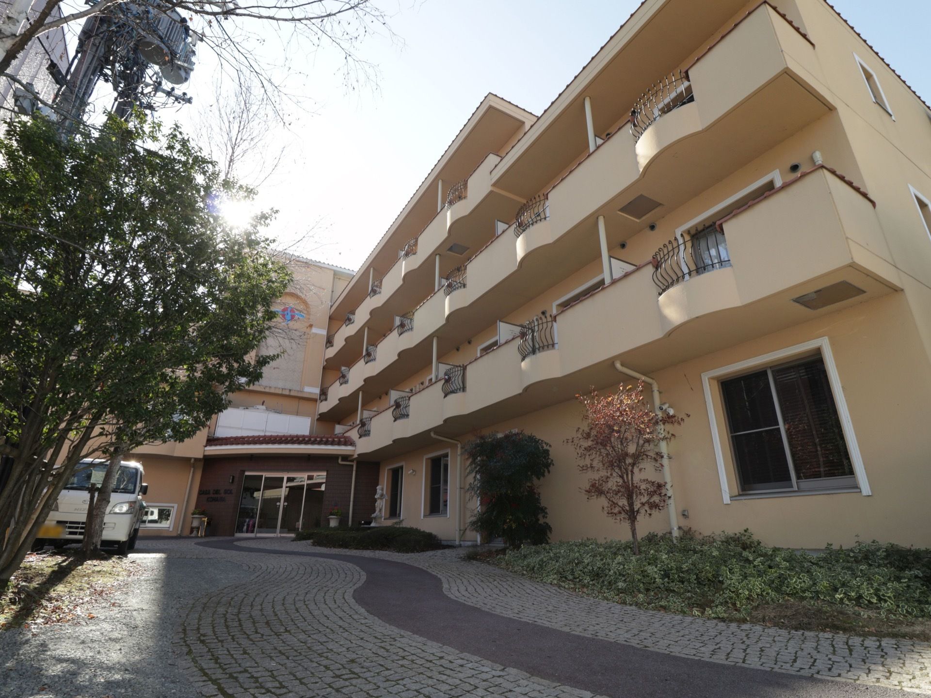 鉄筋コンクリート建ての施設である。ルーフバルコニーの一部は縦格子のデザインになっており、お洒落である。