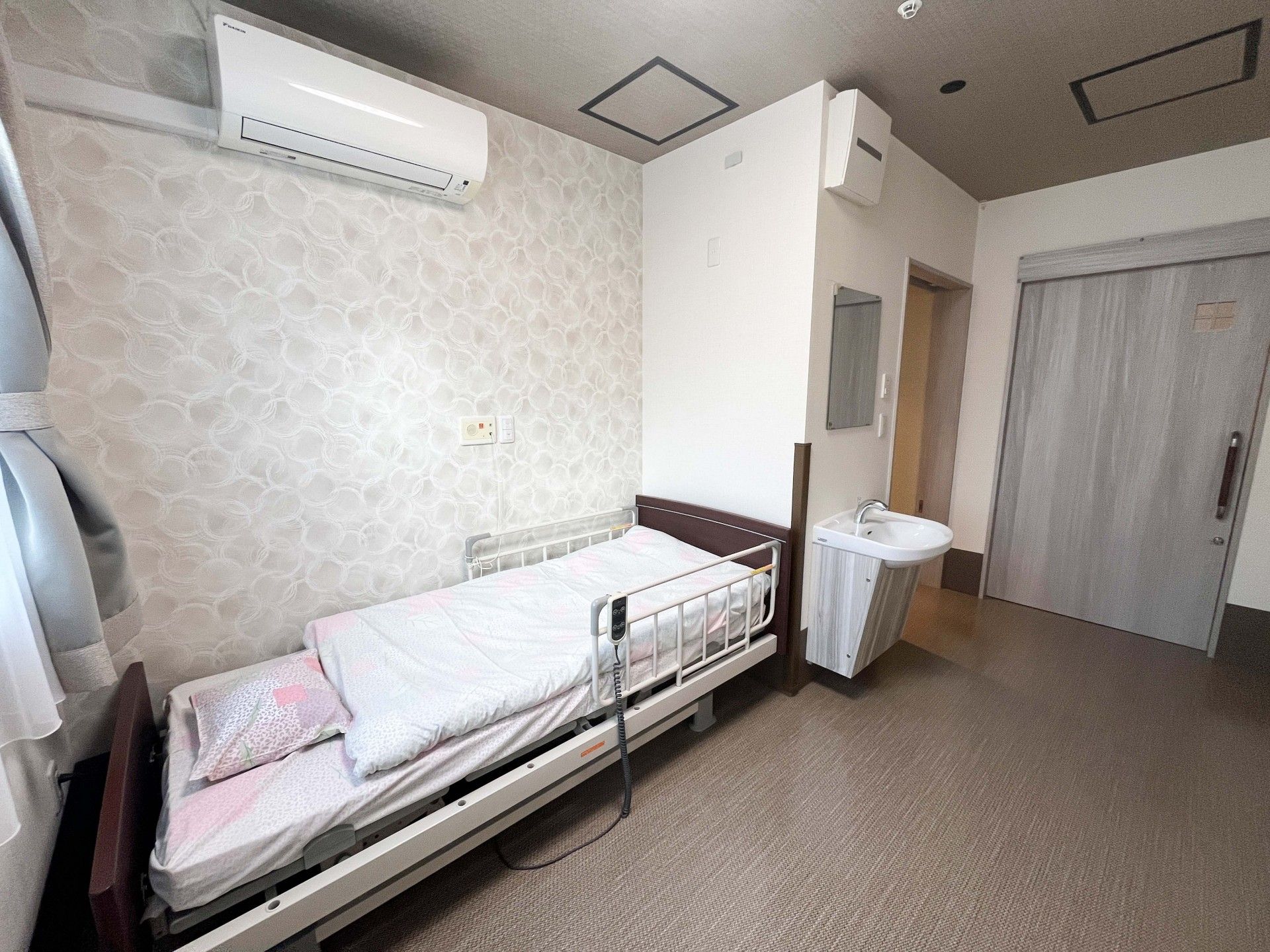 シンプルな個室の様子