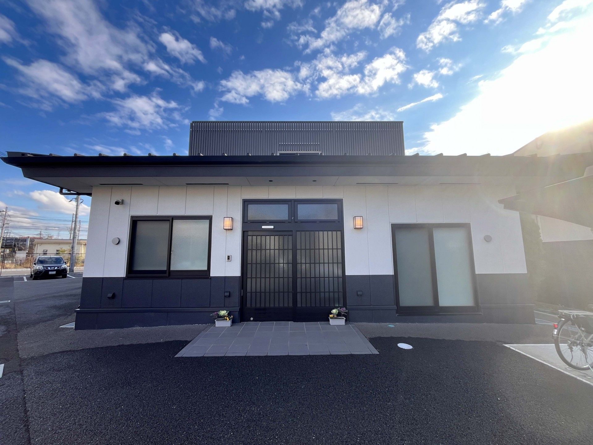 落ち着いた外観の建物