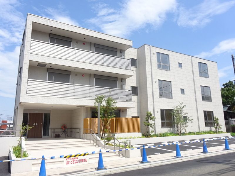 明るく清潔な施設外観