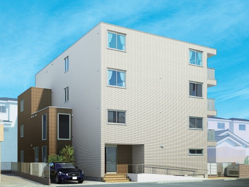 ４階建ての建物は玄関に手すり付きの階段とスロープがあり、小さな駐車場には車も止められている。