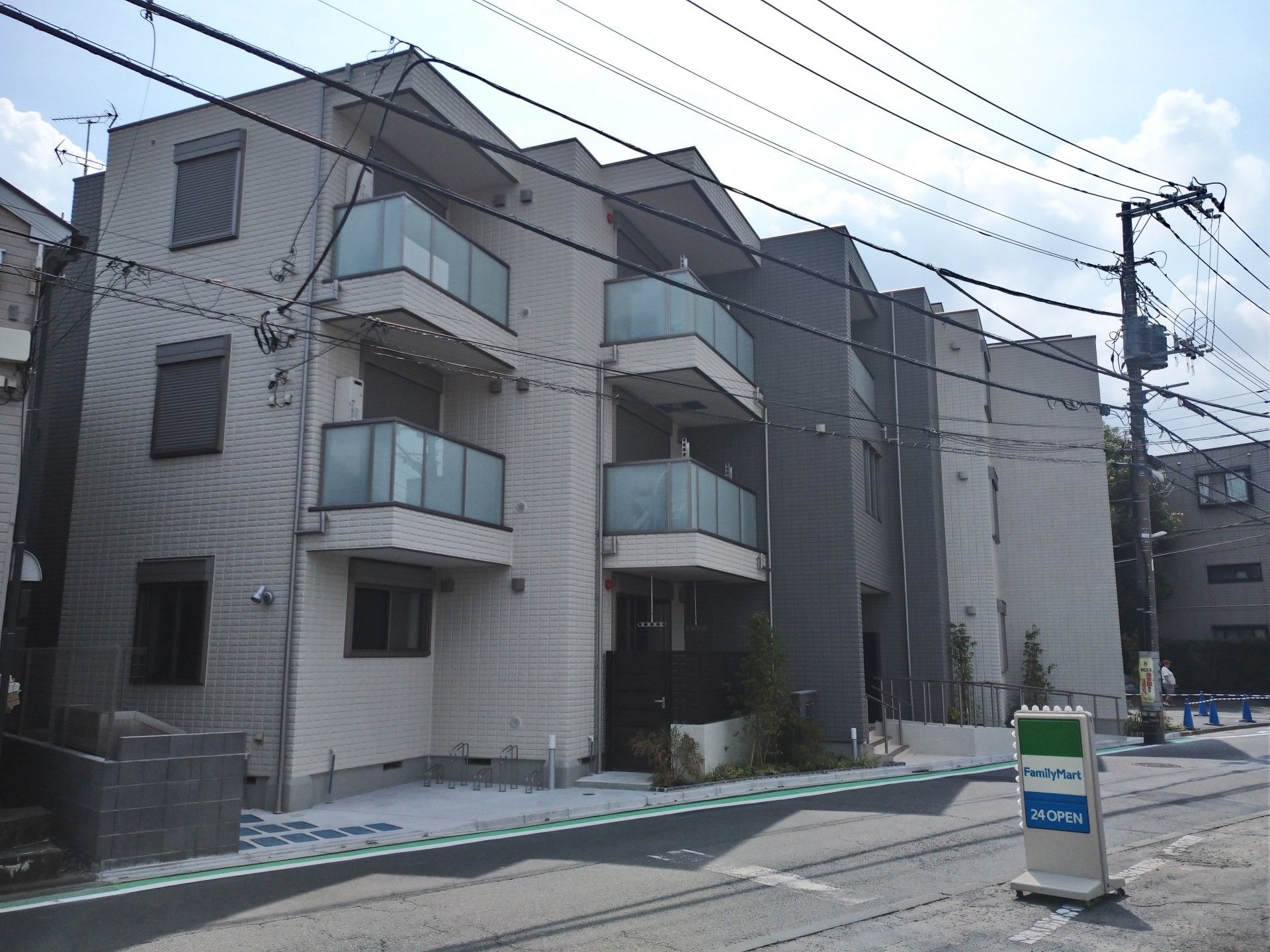 モダンな建物の外観
