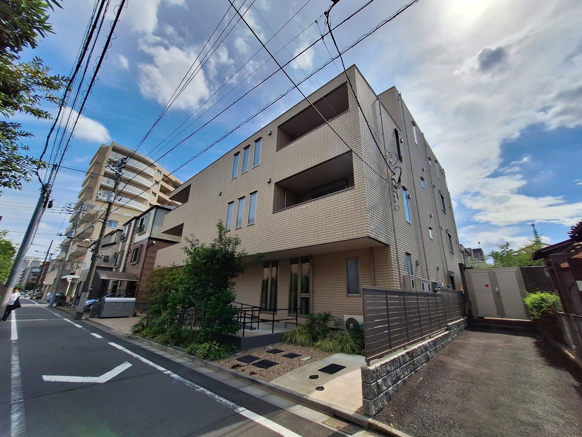 新築そうな外観の建物